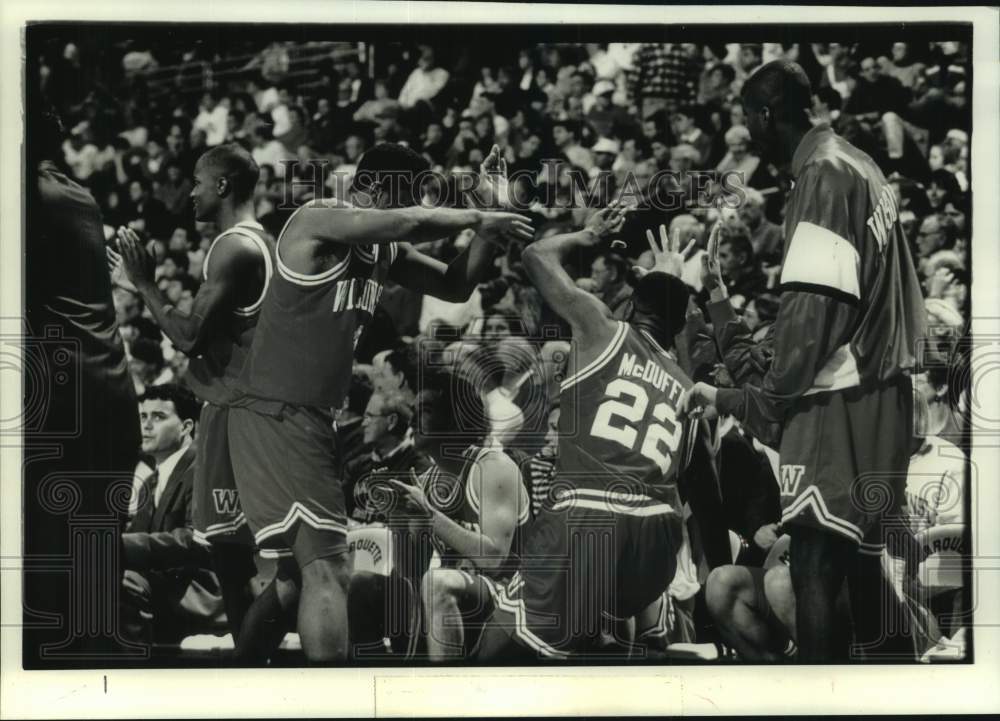 1993 Press Photo Wisconsin University Basketball player Otto McDuffie celebrates - Historic Images