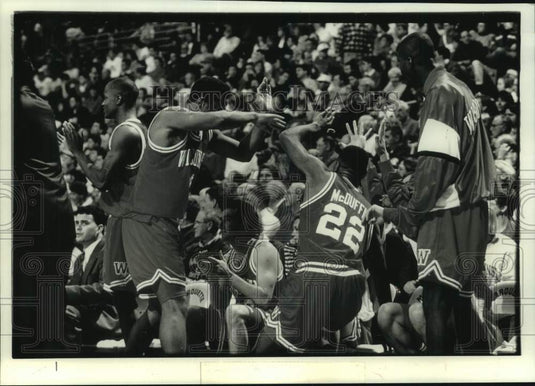 1993 Press Photo Wisconsin University Basketball player Otto McDuffie celebrates - Historic Images