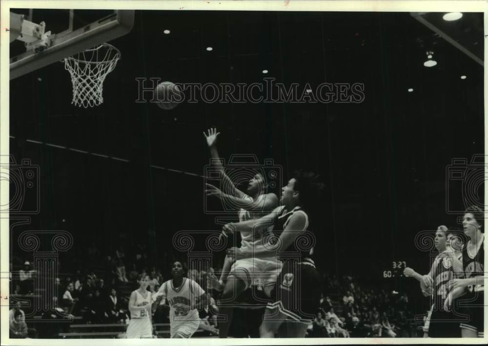 1992 Press Photo Basketball player Robin Threatt plays against University of WI - Historic Images