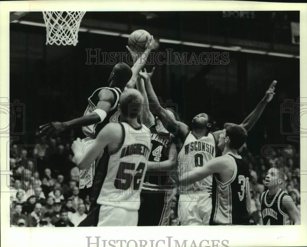 1994 Press Photo Wisconsin University Basketball player Osita Nwachukwu in game - Historic Images