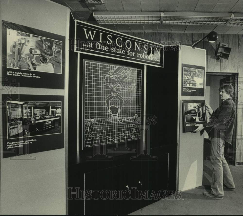 1983 Press Photo John Eschner Finishes Milwaukee Display for Industrial Robots - Historic Images