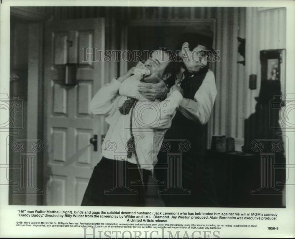 1981 Press Photo Walter Matthau and Jack Lemmon in scene from "Buddy Buddy" - Historic Images