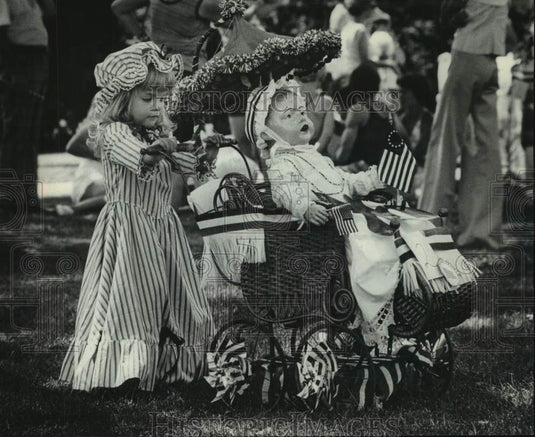 1976 Press Photo Kitty Rebecca Fitchner pushing an 1880 doll buggy, Milwaukee - Historic Images