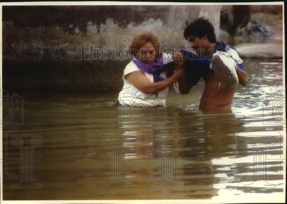 1994 Press Photo A man and woman cross Rio Grande River from Mexico to Texas - Historic Images