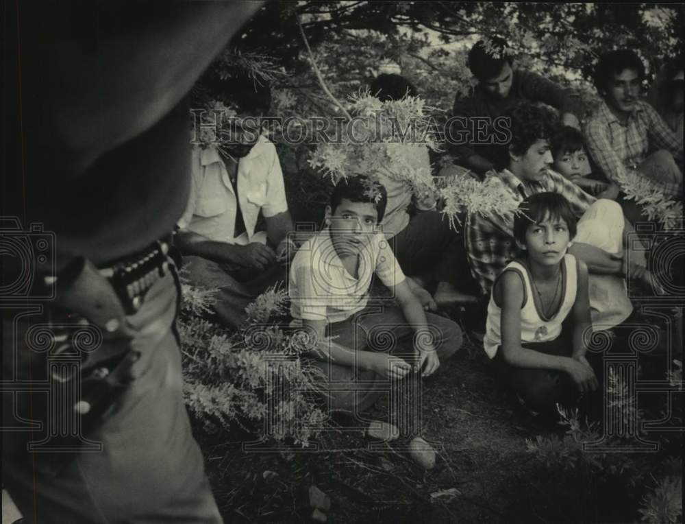 1983 Press Photo A family from Mexico tries to hide from Border Patrol. - Historic Images