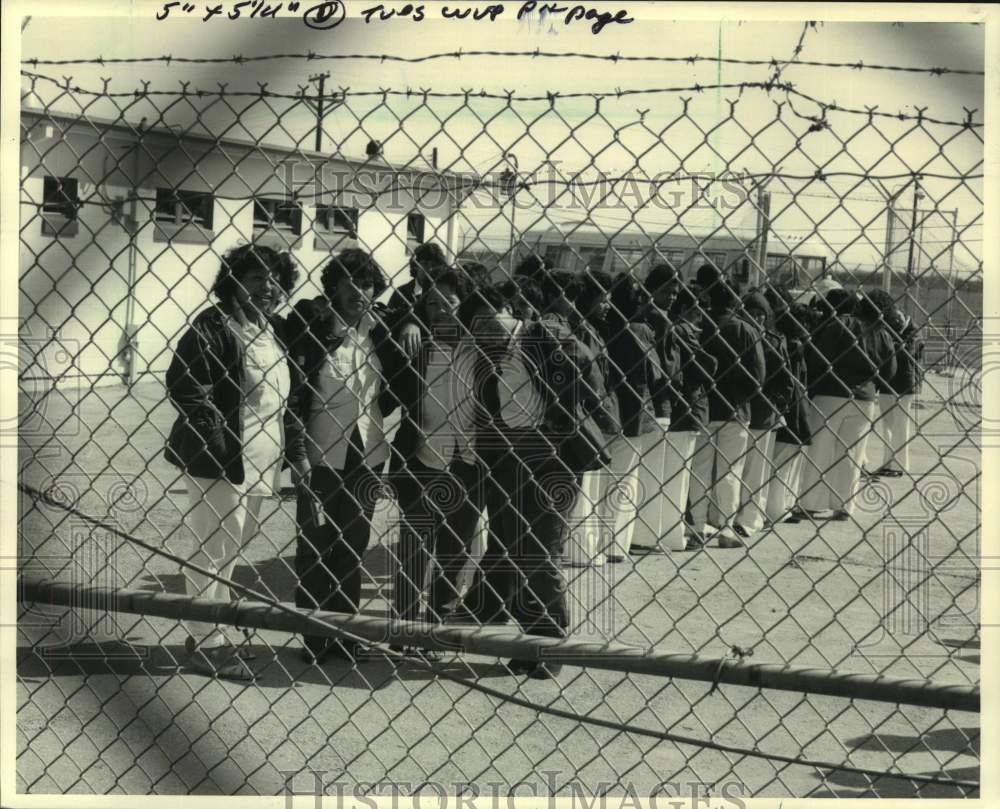 1984 Press Photo Refugee women from El Salvador and Guatemala at Port Isabel. - Historic Images
