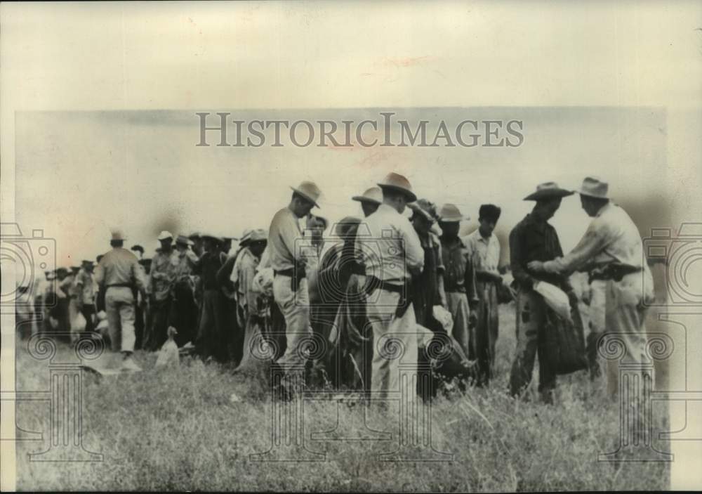 1981 Press Photo Border patrolmen search Mexican immigrants, Santa Rosa, Texas. - Historic Images