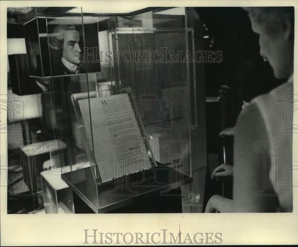 1975 Press Photo A replica of the Constitution is displayed, Freedom Train&#39;s car - Historic Images