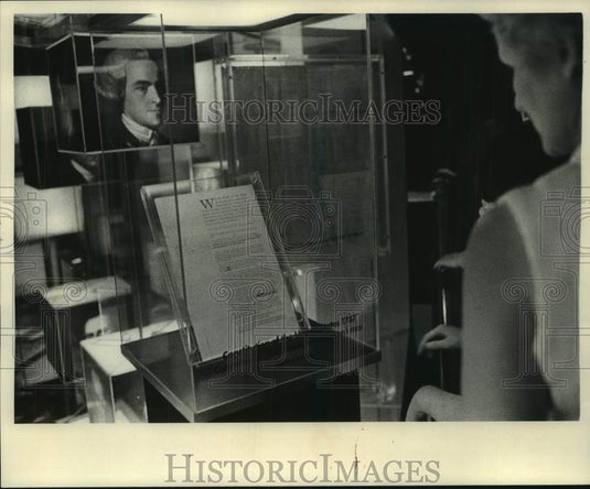 1975 Press Photo A replica of the Constitution is displayed, Freedom Train's car - Historic Images