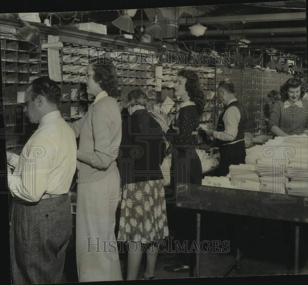 1945 Press Photo Clerks hand sorting mail at post office in Milwaukee- Historic Images