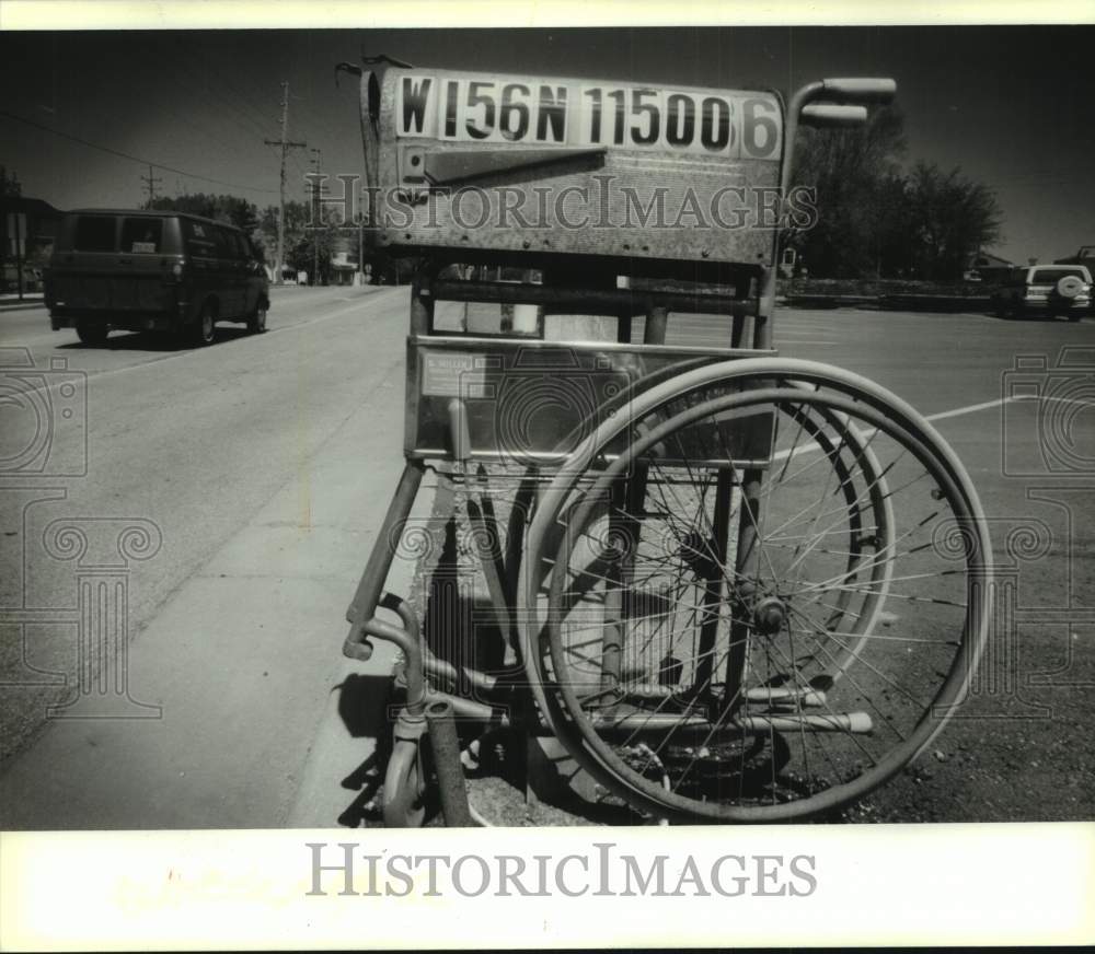 1993 Press Photo A folded wheel chair at W156-N11500 Pilgrim Road in German-town - Historic Images
