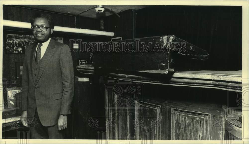 1987 Press Photo David Ward and original pulpit from Mother Bethel Church. - Historic Images