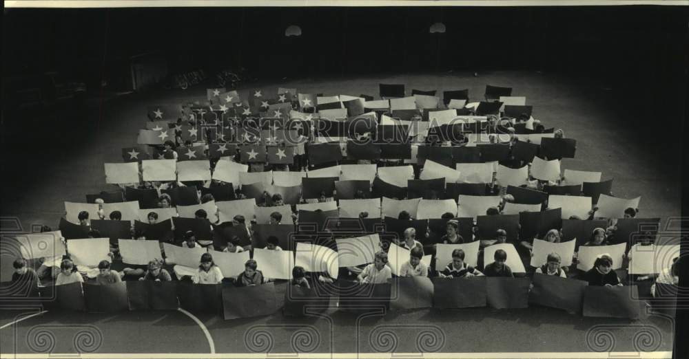 1987 Press Photo Students from Maple Dale Middle School in Fox Point celebrate. - Historic Images