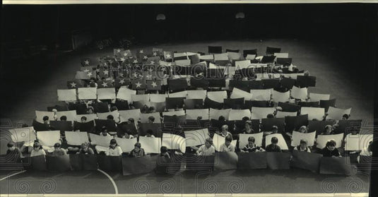 1987 Press Photo Students from Maple Dale Middle School in Fox Point celebrate. - Historic Images