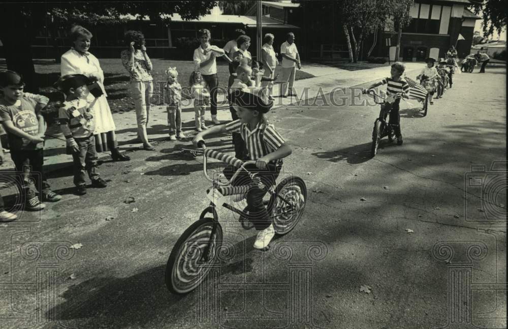 1987 Press Photo Pupils at MacArthur Elementary in Germantown have bike parade. - Historic Images