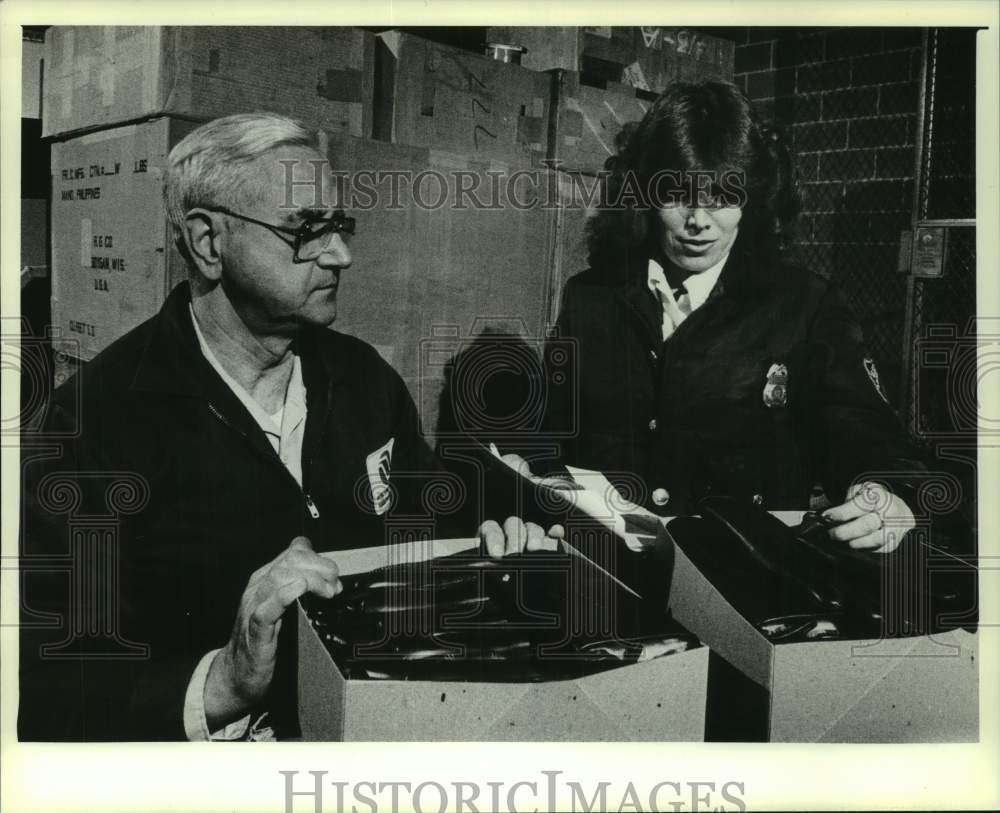 1982 Press Photo Customs Inspector Ellen Sorernson &amp; Lee Ryan, Northwest Airline - Historic Images