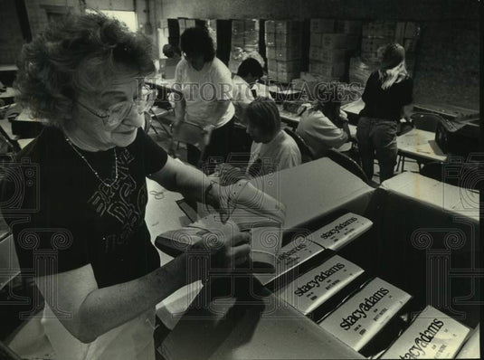 1991 Press Photo Dorothy Heydinger & shoes confiscated by US Cutoms, Waukesha - Historic Images