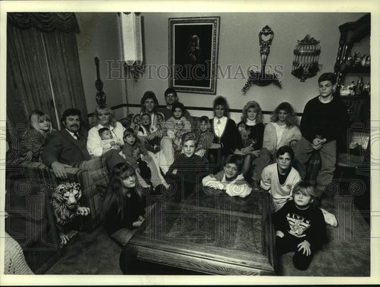 1991 Press Photo Thomas and Linda Stephens Family at Home, New Berlin, Wisconsin - Historic Images