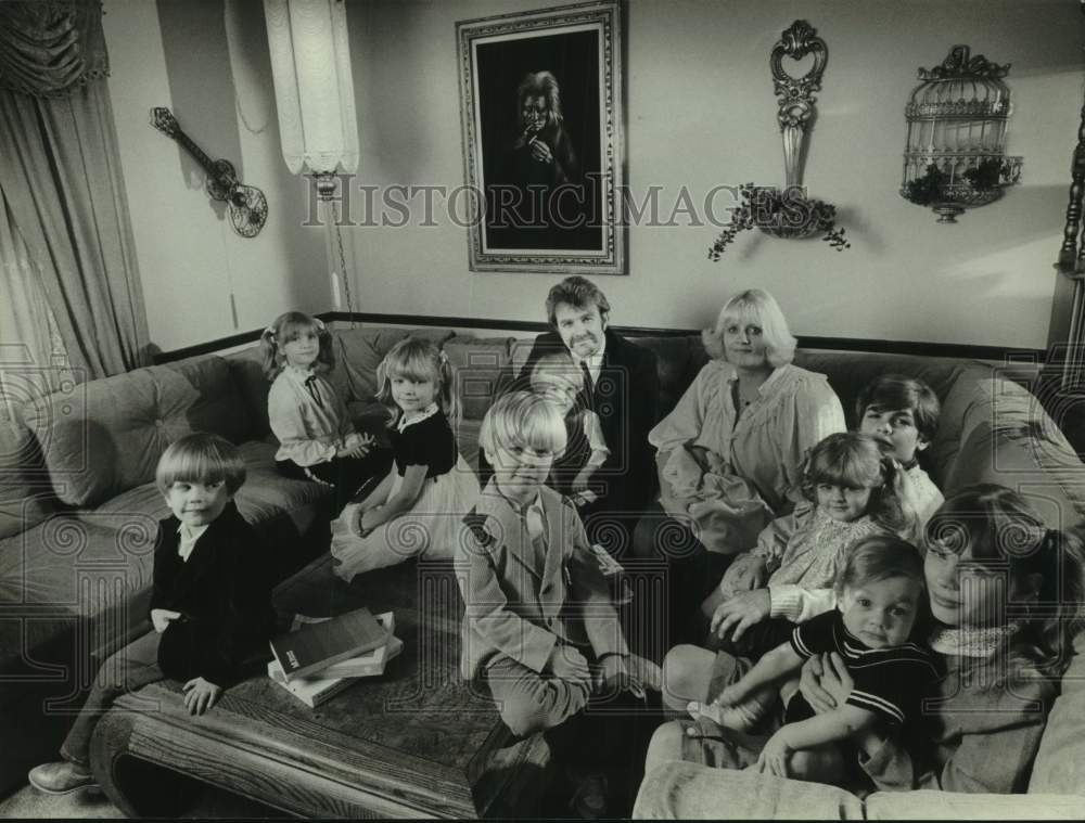 1982 Press Photo Linda and Tom Stephens and their 10 children, New Berlin, WI - Historic Images