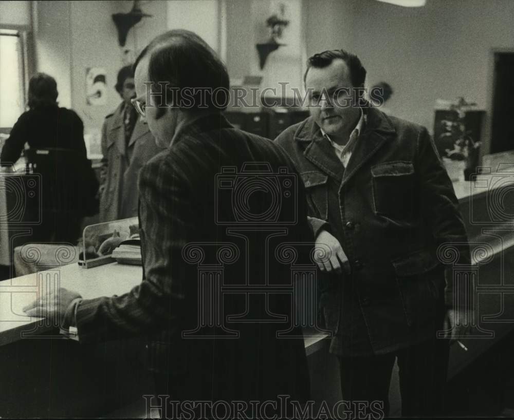 1975 Press Photo Former Patrolman, Robert R. Starker and Christopher Lorenz - Historic Images