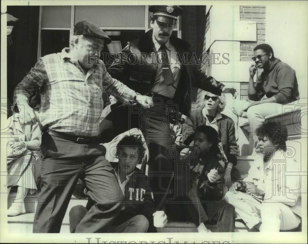 1987 Press Photo Ed Flanders and Robert Clohessy in scene from "St. Elsewhere." - Historic Images