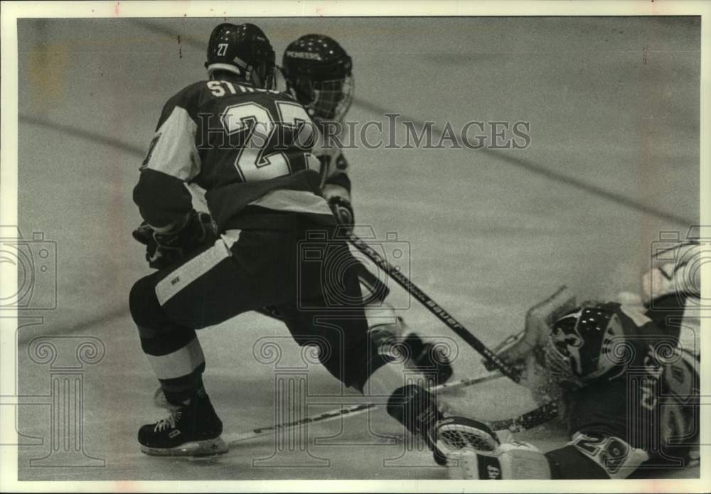 1993 Press Photo Univ of Wisconsin hockey goalie Jim Carey blocks a shot - Historic Images