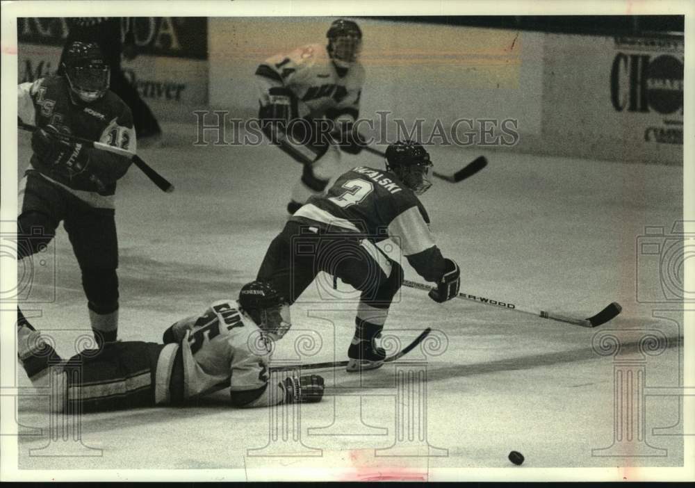 1993 Press Photo Univ of Wisconsin hockey player Brian Rafalski goes for puck. - Historic Images