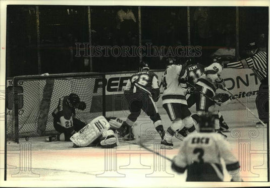 1993 Press Photo Univ of Wisconsin hockey players miss the puck as Denver scores - Historic Images