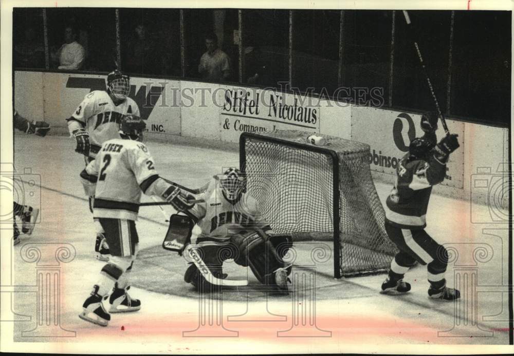 1993 Press Photo Univ of Wisconsin hockey players celebrate goal at game in CO. - Historic Images