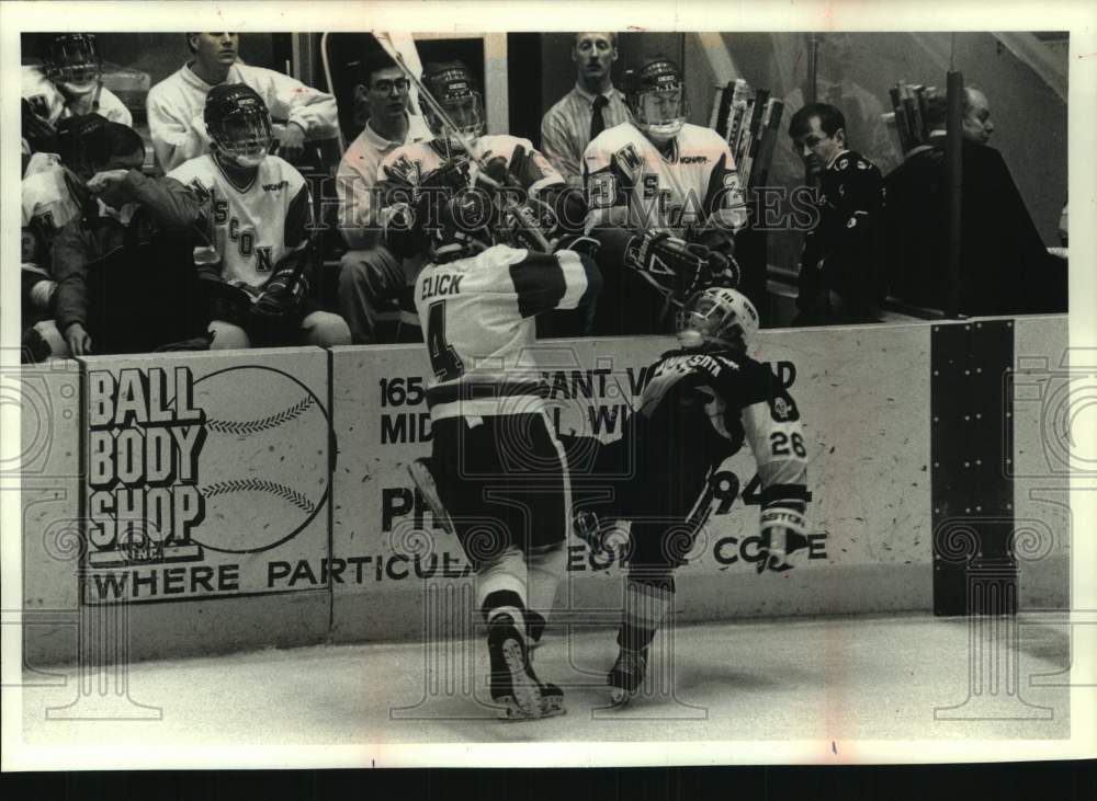 1993 Press Photo Univ of Wisconsin hockey player knocks down Minn-Duluth player - Historic Images