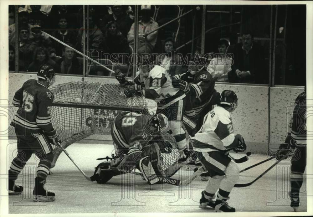 1993 Press Photo Univ of Wisconsin hockey player knocks over net in Denver game. - Historic Images