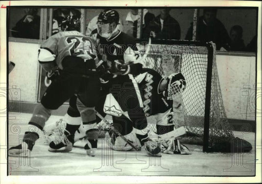 1993 Press Photo Univ of Wisc goalie Jim Carey covers up the puck from Michigan - Historic Images