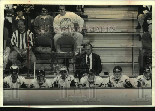 1993 Press Photo Univ of Wisconsin hockey coach Jeff Sauer and team on the bench - Historic Images