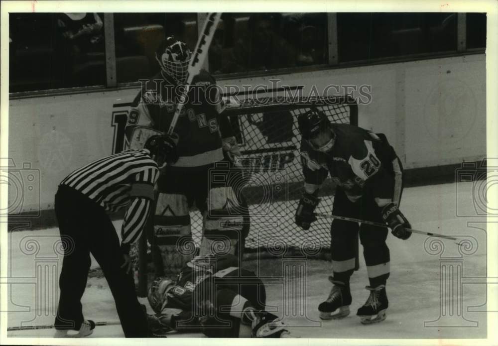 1993 Press Photo Referee checks on Univ of Wisconsin hockey player during game. - Historic Images