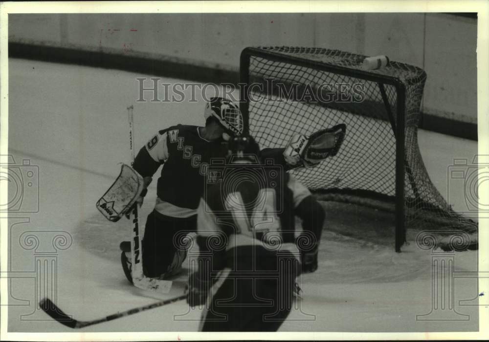 1993 Press Photo UW hockey goalie Jim Carey saves a goal against Miami of Ohio - Historic Images