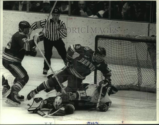 1993 Press Photo Wisconsin's Badger Player, Blaine Moore is sandwiched by Denver - Historic Images