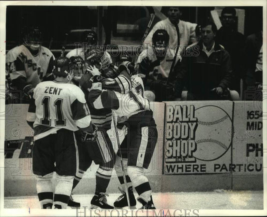 1993 Press Photo Wisconsin's Badger Blaine Moore faced off against Denver Player - Historic Images