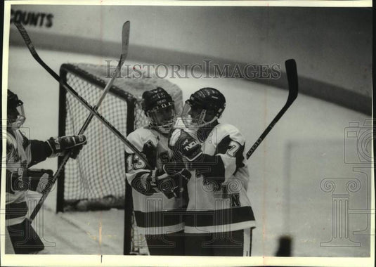 1992 Press Photo Wisconsin's Jason Francisco celebrates with Kelly Fairchild. - Historic Images