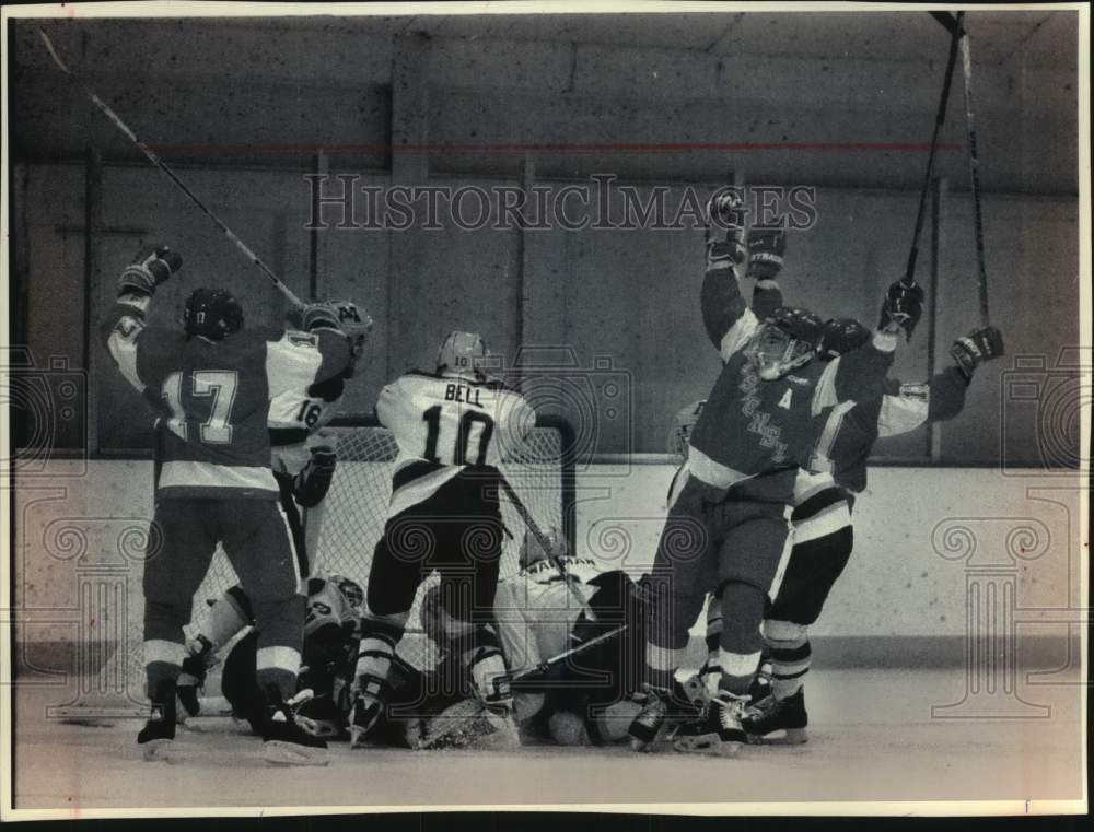 1992 Press Photo Wisconsin hockey team celebrates tying goal at Minnesota. - Historic Images