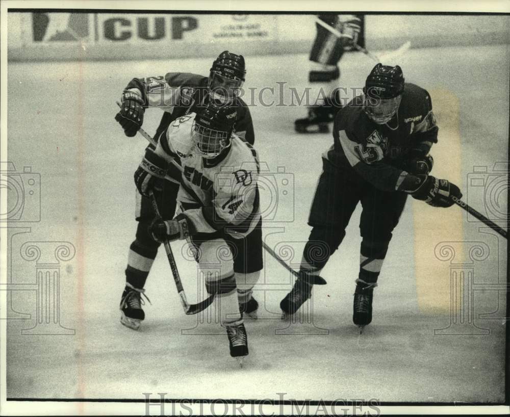 1992 Press Photo Denver's hockey team plays University of Wisconsin Badgers. - Historic Images