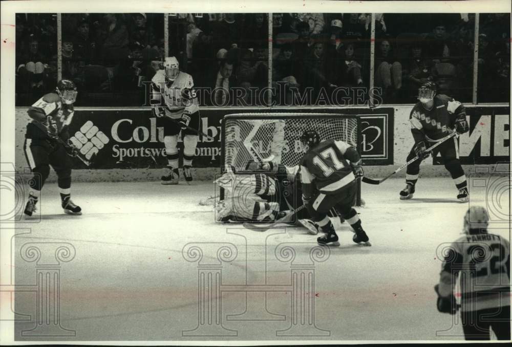 1992 Press Photo Badger goalie slides to the ice as Duluth shot crosses to goal. - Historic Images