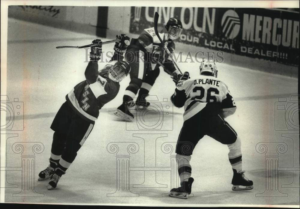 1992 Press Photo Badger hockey player Kelly Fairchild tries to regain balance. - Historic Images