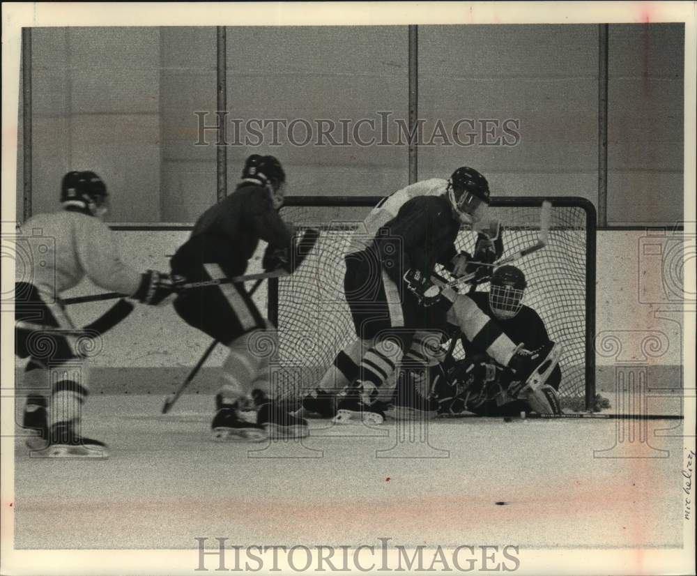 1992 Press Photo Goalie Jon Michelizzi falls under pressure from opposing player - Historic Images
