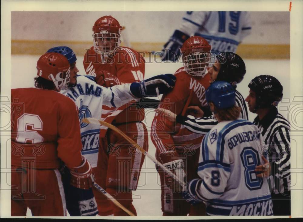 1988 Press Photo University of Wisconsin-Madison Hockey team versus Soviet team - Historic Images