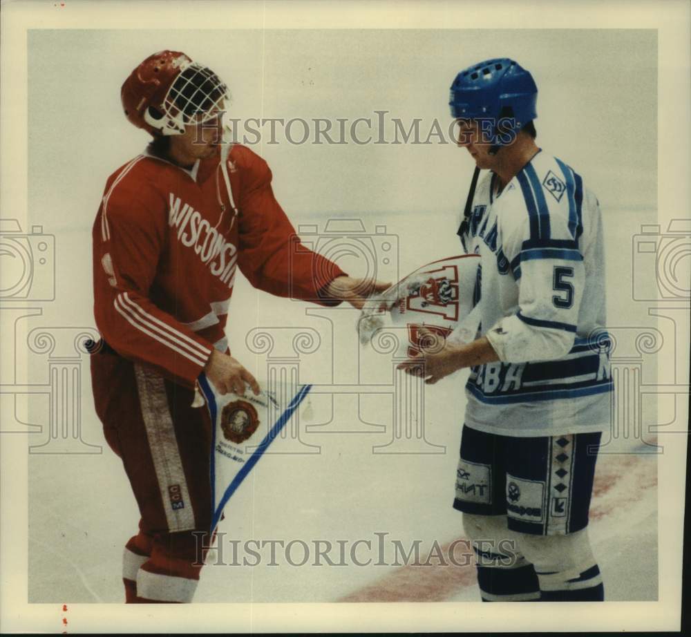 1988 Press Photo University of Wisconsin-Madison Hockey&#39;s Steve Rohlik &amp; other - Historic Images