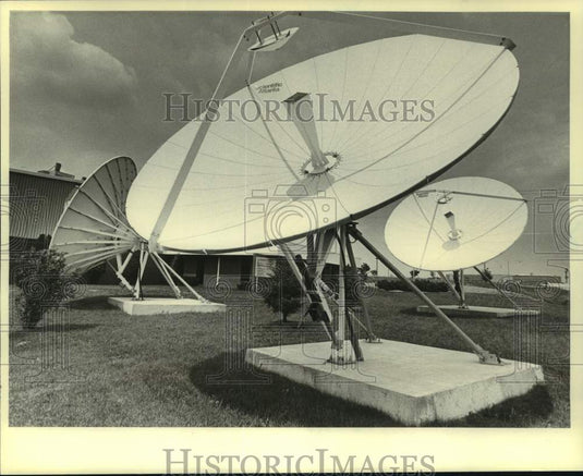 1981 Press Photo New Berlin Cablevision earth stations - mjc33444 - Historic Images