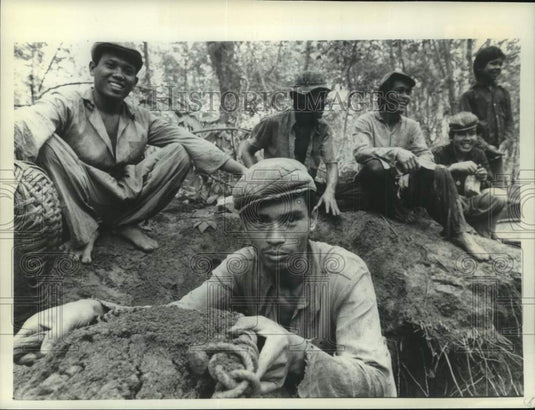 1977 Press Photo Thailand farmers searching for treasure - mjc33445 - Historic Images