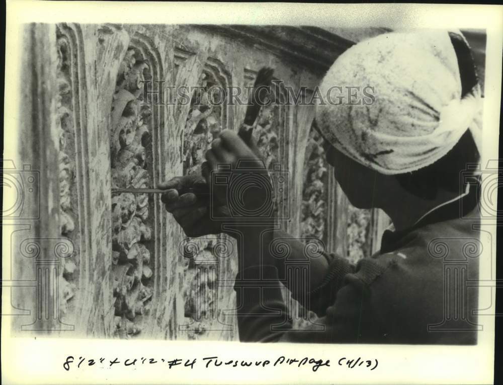 1982 Press Photo A workman cleaning an intricate carving, Bangkok, Thailand - Historic Images
