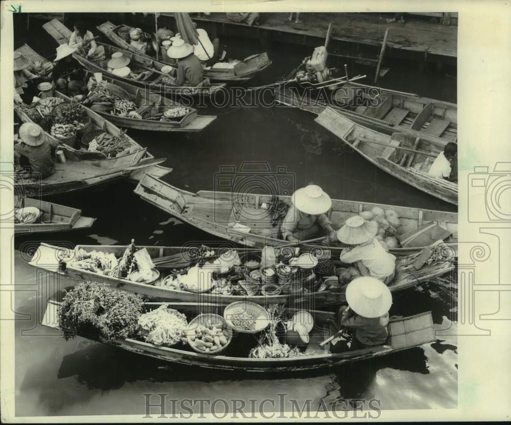 1965 Press Photo Floating Supermarket vendors in Bangkok, Thailand - mjc33450 - Historic Images