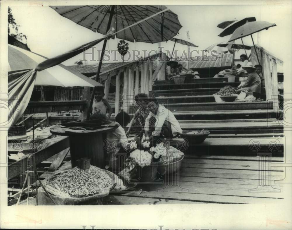 1975 Press Photo An informal market on an old wooden bridge in Thailand. - Historic Images